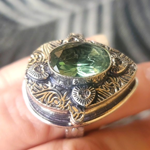 New Tsavorite 925 Silver Hearts Poison Ring. - Picture 5 of 16